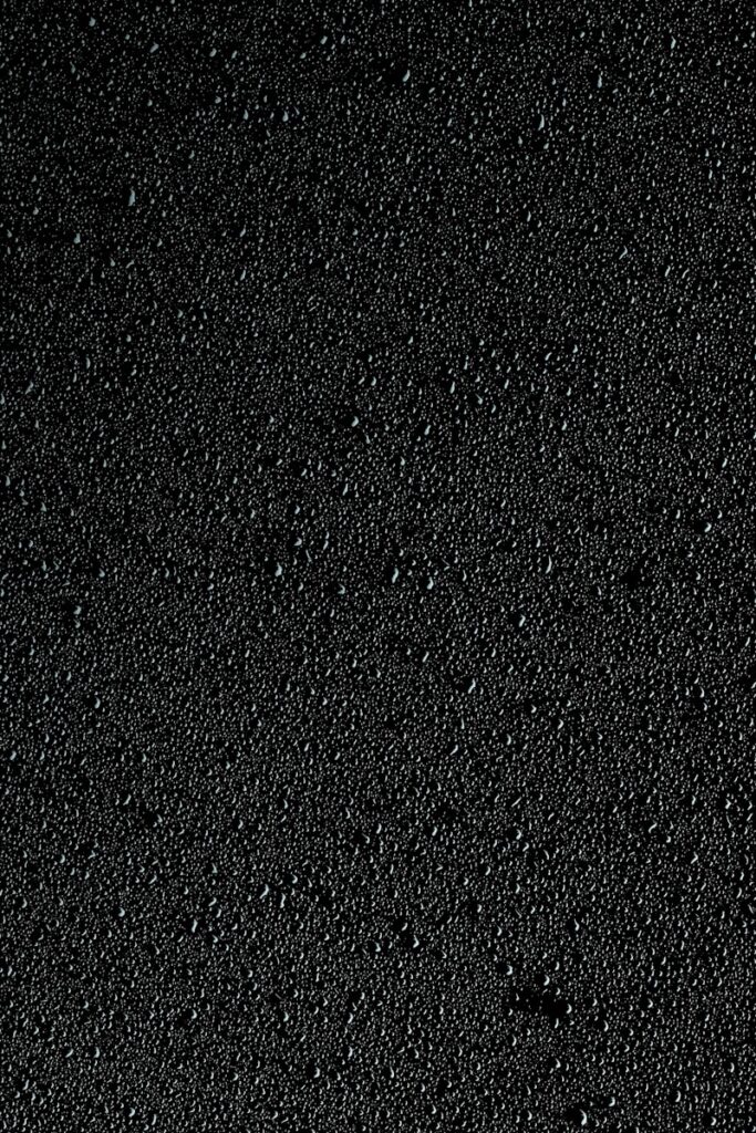 a black background with small bubbles of water خلفية سوداء وماء