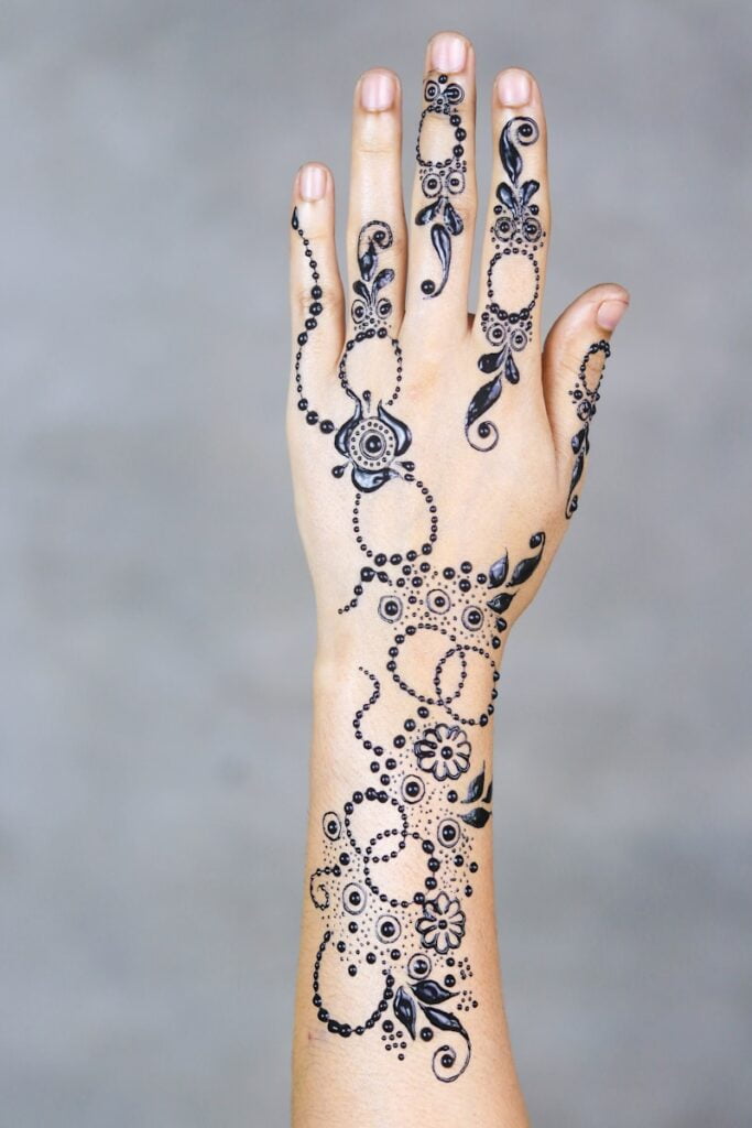  رسمة حنه سوداء على كامل اليد  black mehndi tattoo