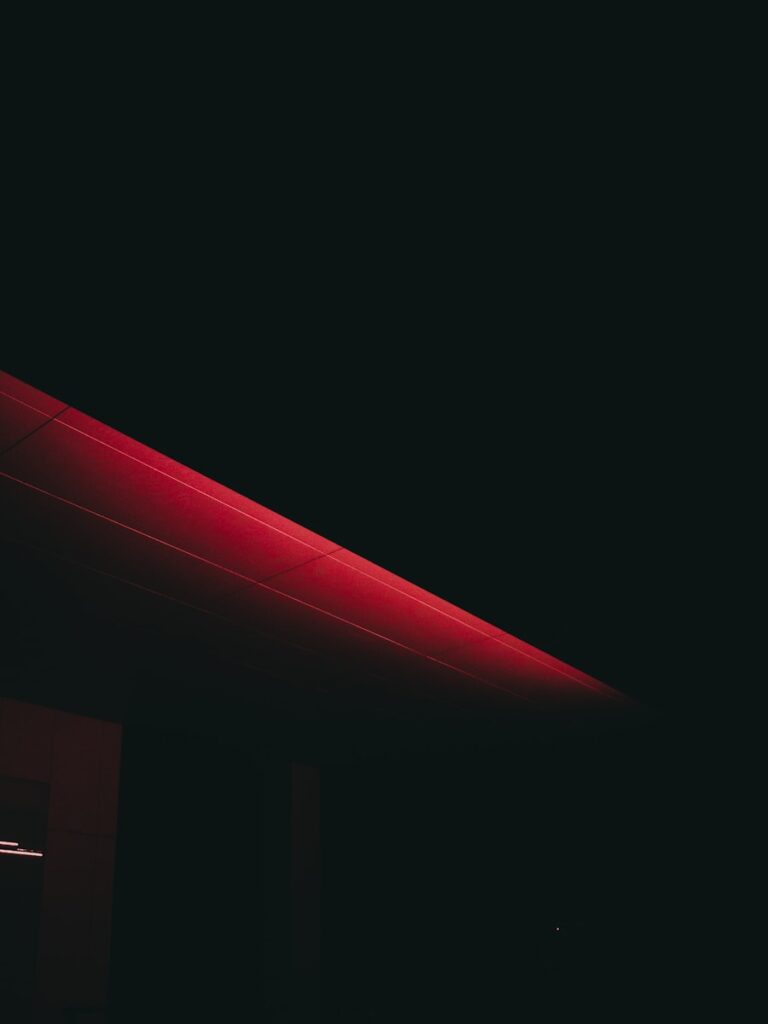 a building with a red light on top of it خلفيات سوداء