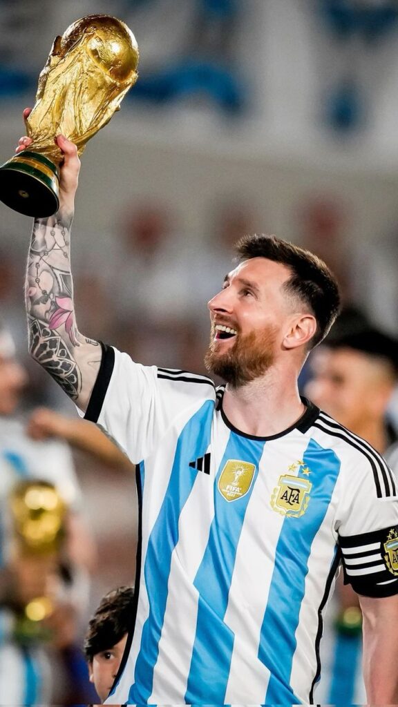 صورة ميسي مع كأس العالم 2022