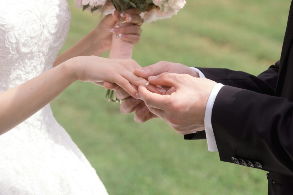 صورة تلبيس عروس خاتم الخطوبة