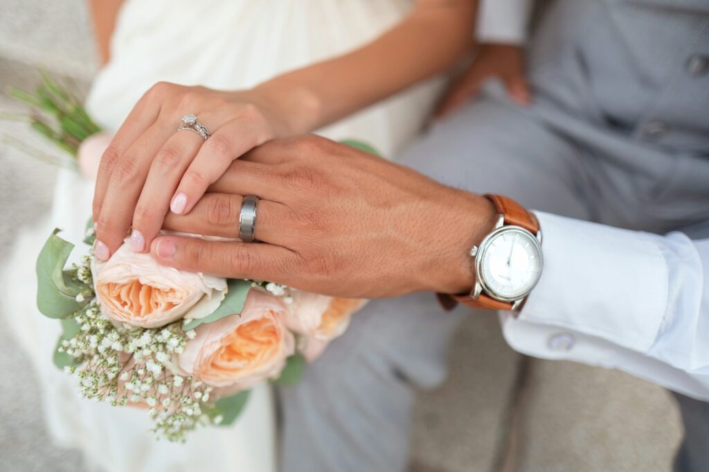 رجل وبنت ماسكين يد بعض مع خواتم الخطوبة