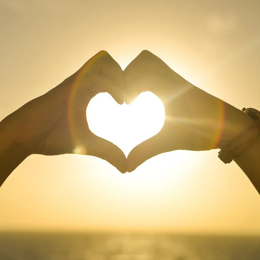 عمل قلب حب باليدين 